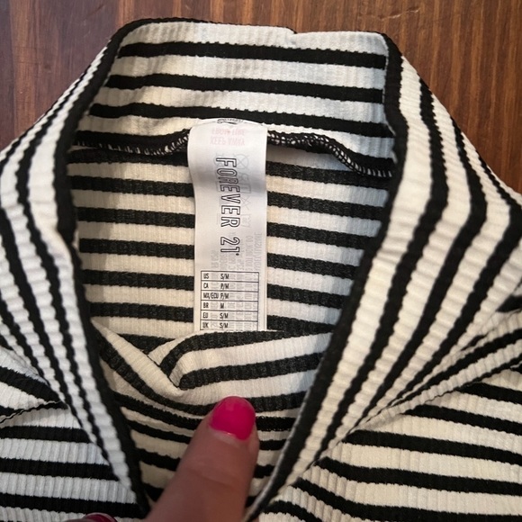 FOREVER 21 Black and White Striped Cropped Mock Turtleneck Sleevless Top - Picture 3 of 3